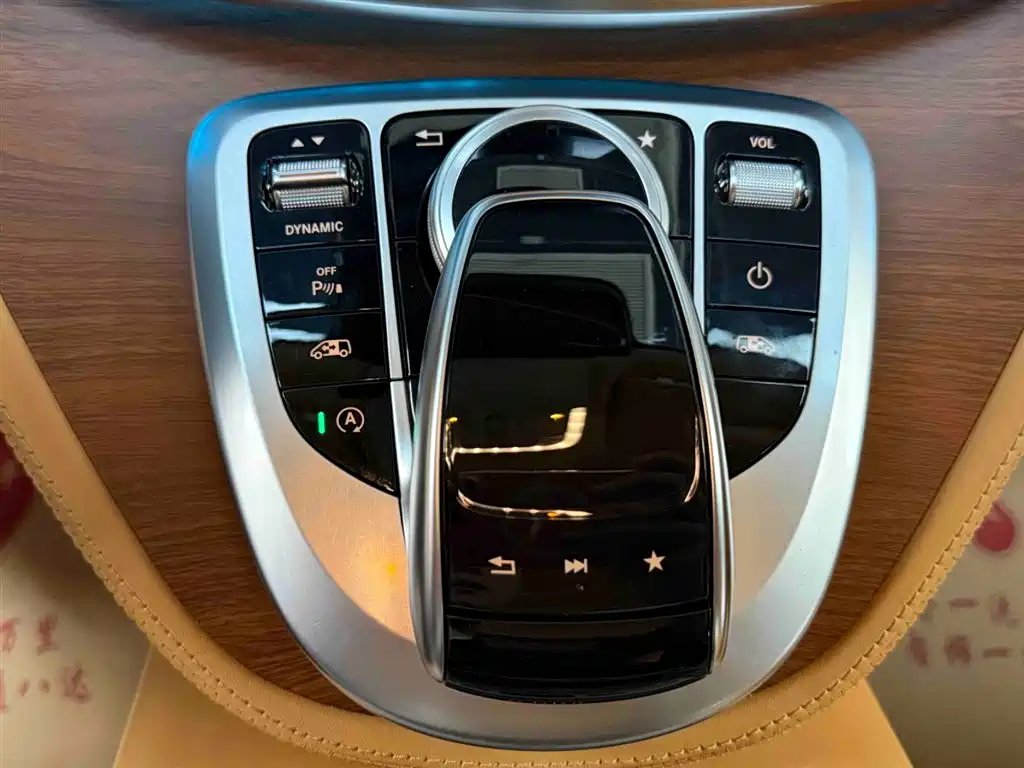 Mercedes-Benz V-Class 2020 — фото 16