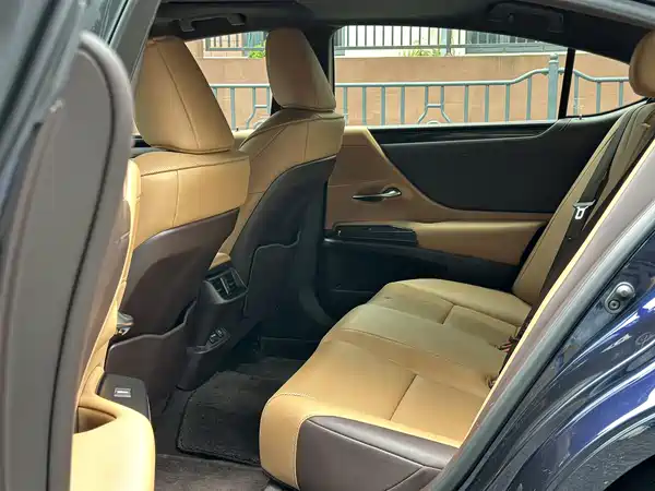 Lexus ES 2021