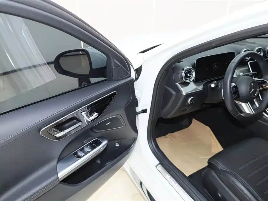 Mercedes-Benz C-Class 2023 — фото 16
