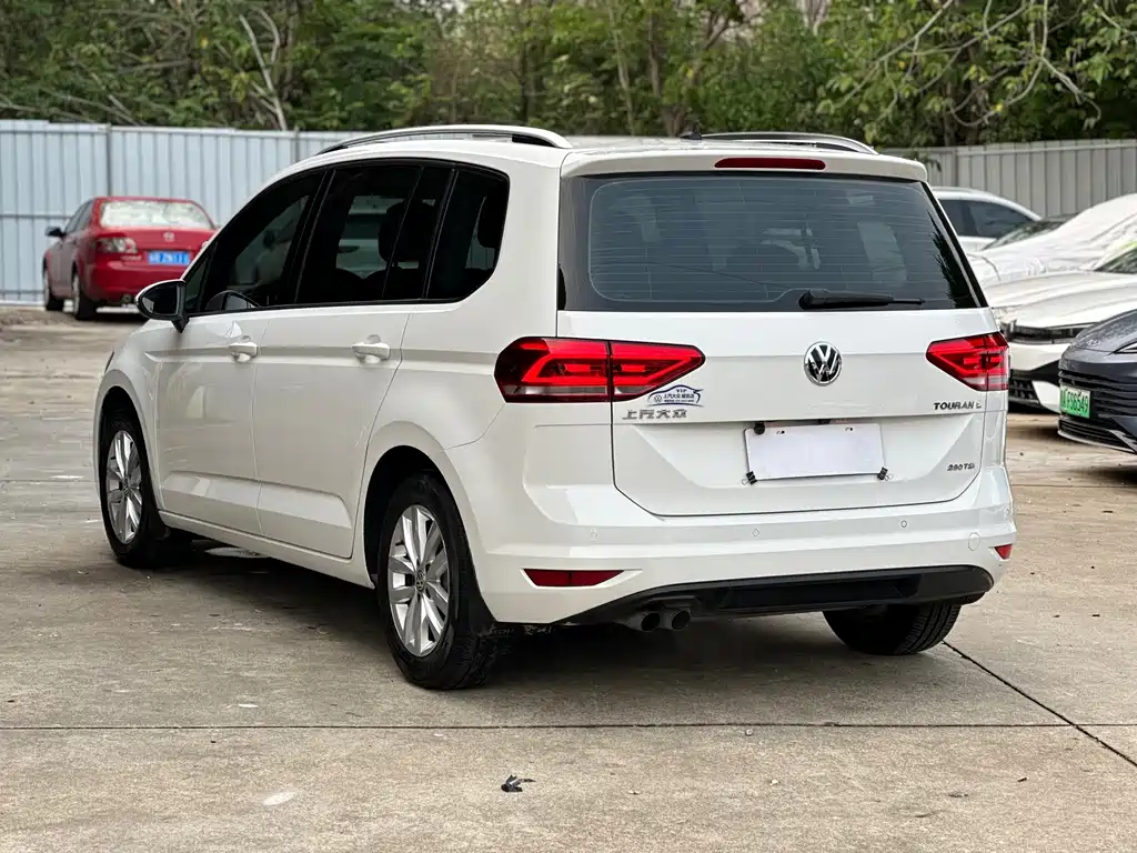 Volkswagen Touran 2017 — фото 16