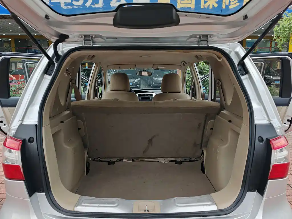 Nissan Livina 2017 — фото 14