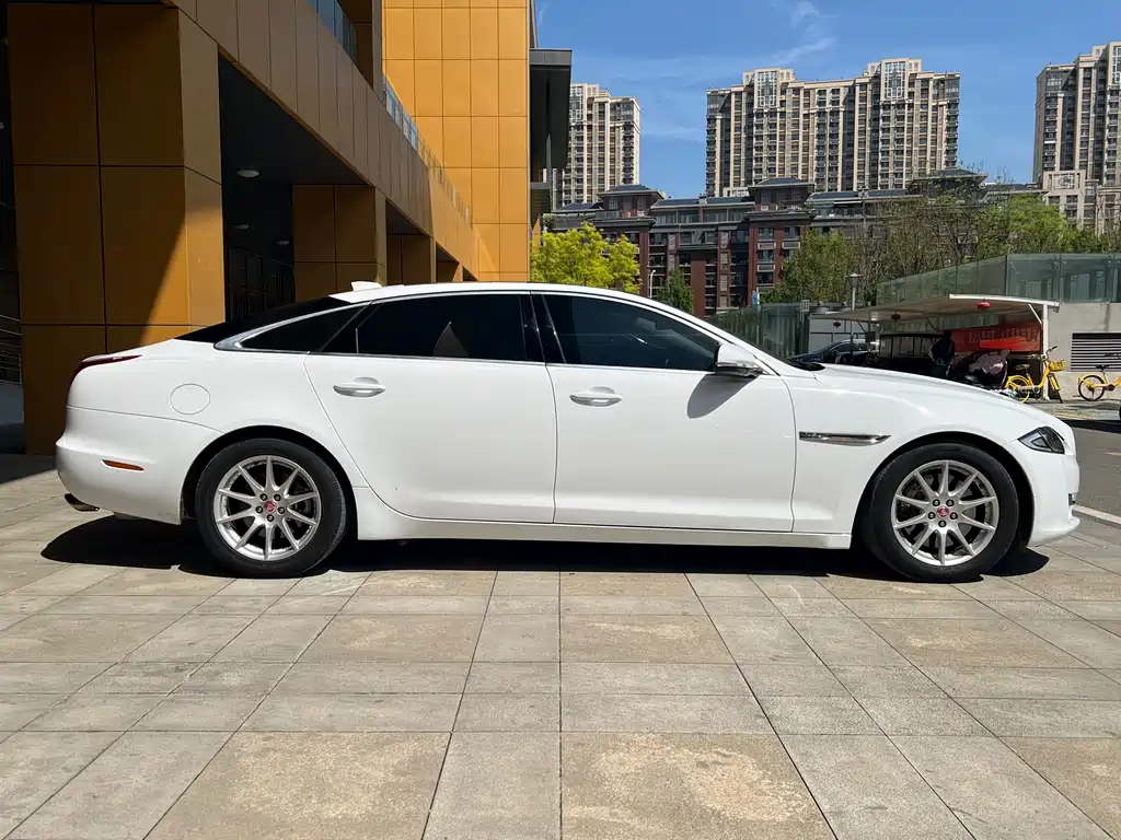 Jaguar XJ 2018 — фото 10