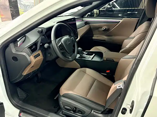 Lexus ES 2025