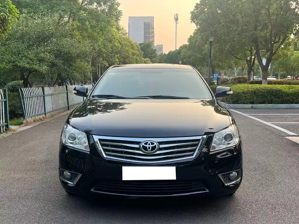 Toyota Camry 2010 — фото 2