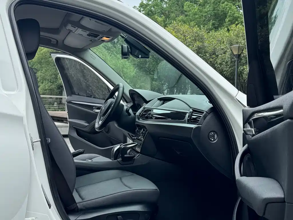 BMW X1 2015 — фото 11