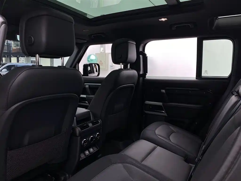 Land Rover Defender 2023