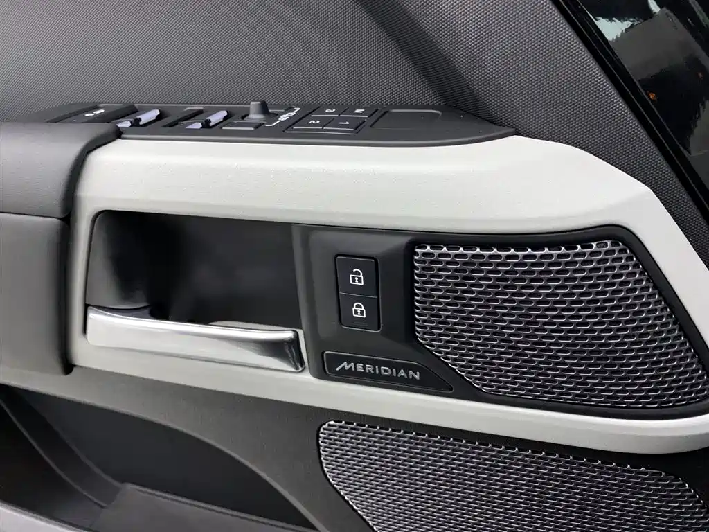 Land Rover Defender 2023 — фото 22