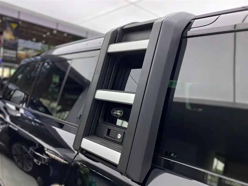 Land Rover Defender 2023 — фото 35