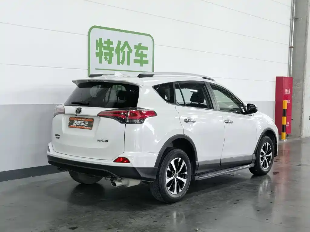Toyota RAV4 2018 — фото 2