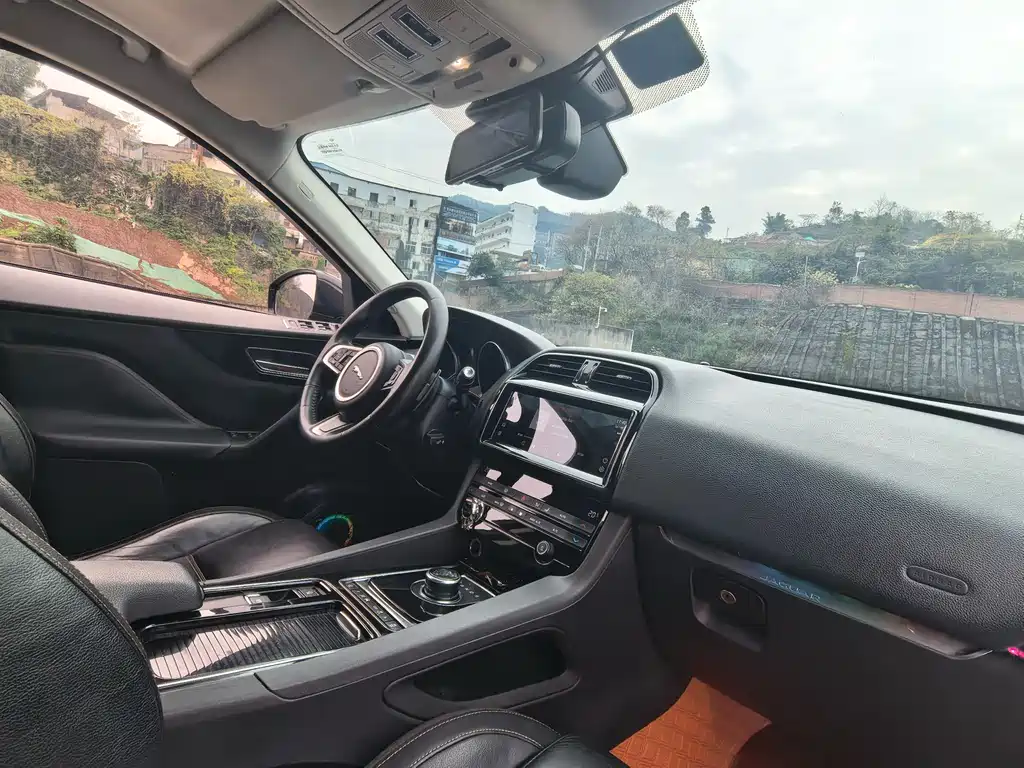Jaguar F-PACE 2018 — фото 10