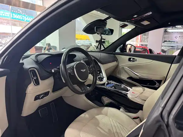 Aston Martin DBX 2025