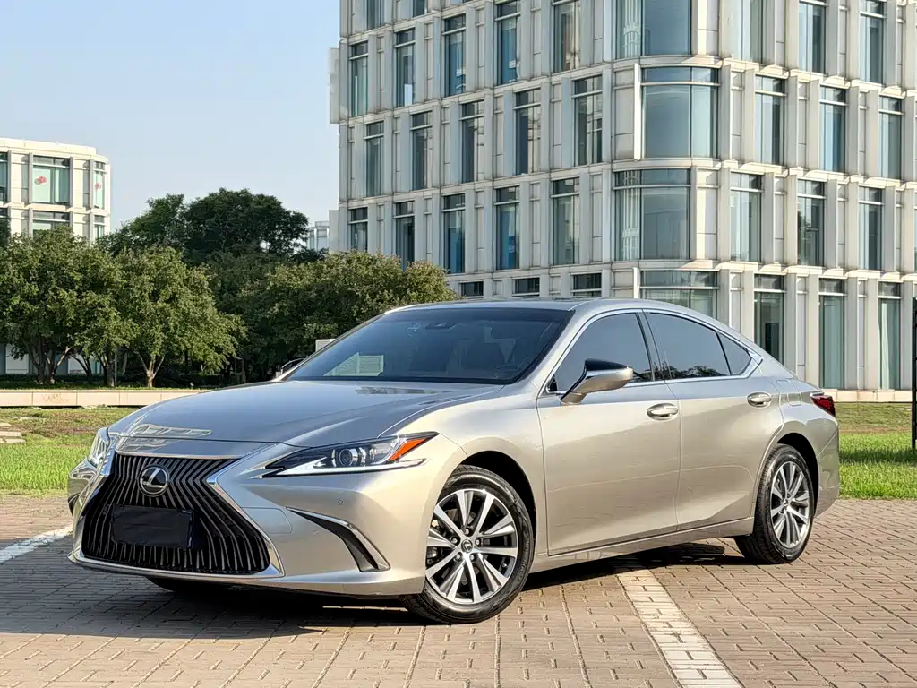 Lexus ES 2021 — фото 1