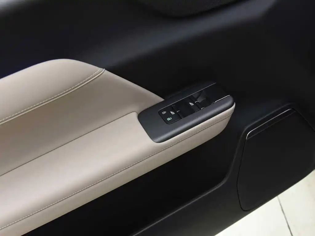 Volvo XC70 Plug-In Hybrid 2025 — фото 12