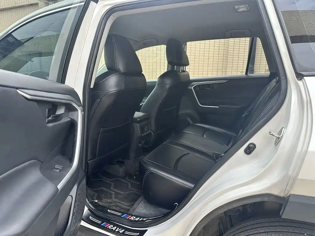 Toyota RAV4 2023 — фото 14