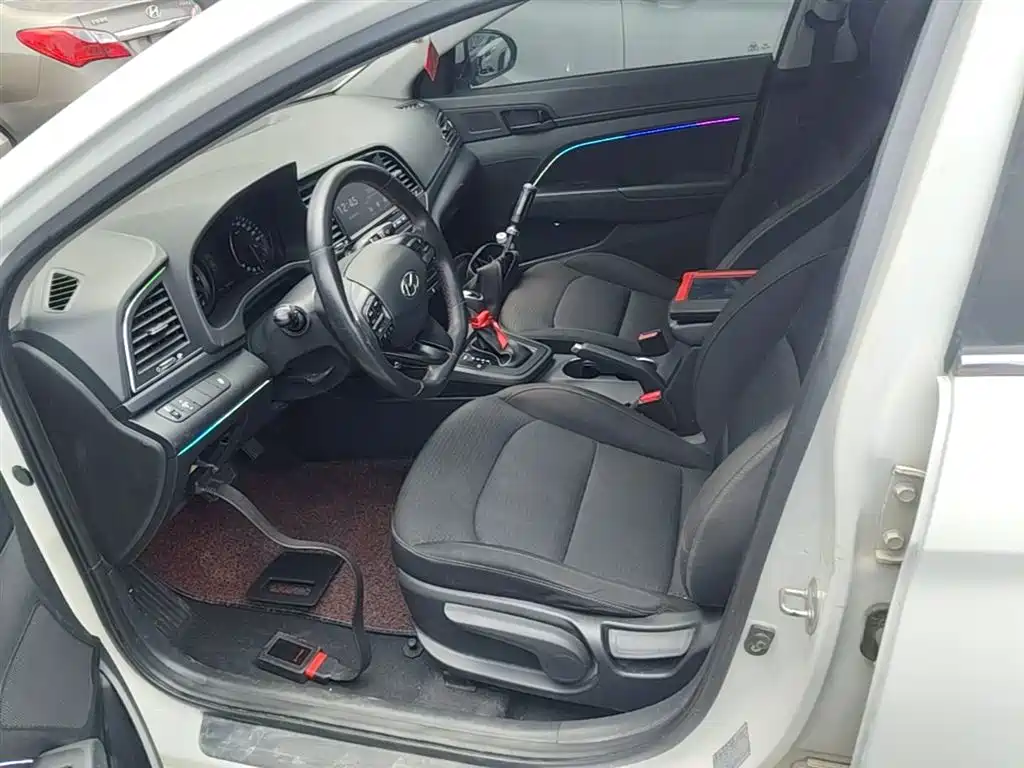 Hyundai Elantra 2017 — фото 14