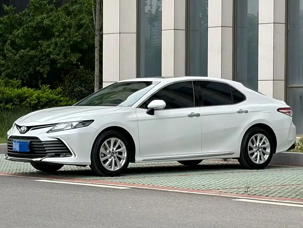 Toyota Camry 2024 — фото 1