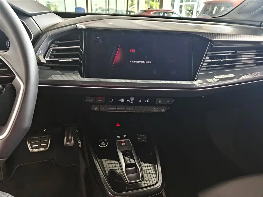 Audi Q4 e-tron 2025 — фото 13