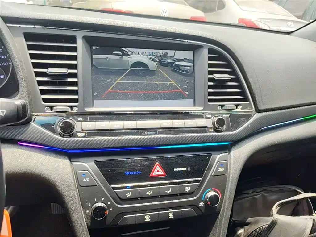 Hyundai Elantra 2017 — фото 12