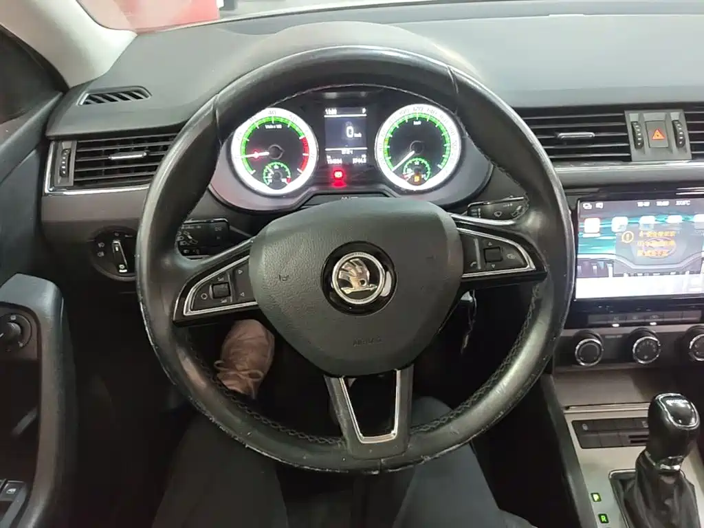 Skoda Octavia 2017 — фото 11