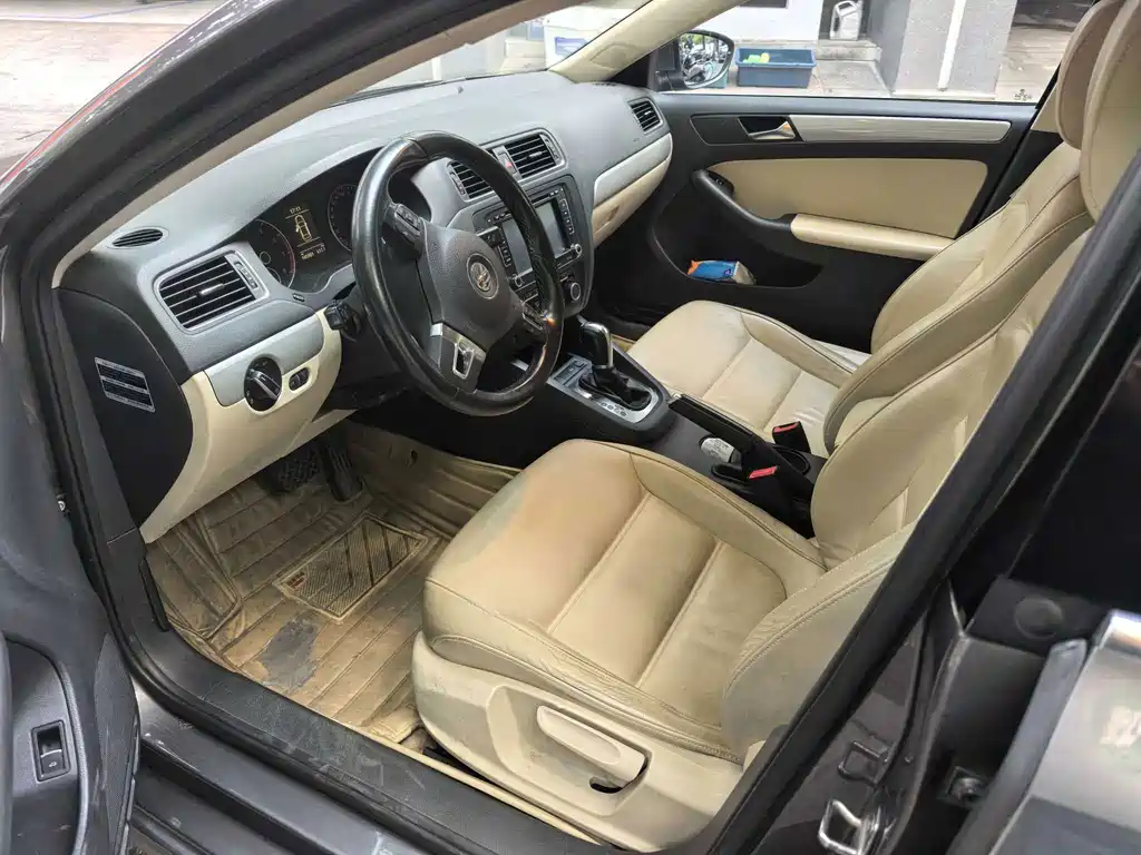 Volkswagen Sagitar 2012