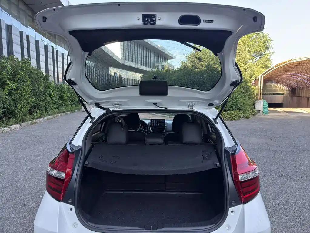 Toyota Yaris L 2023 — фото 16