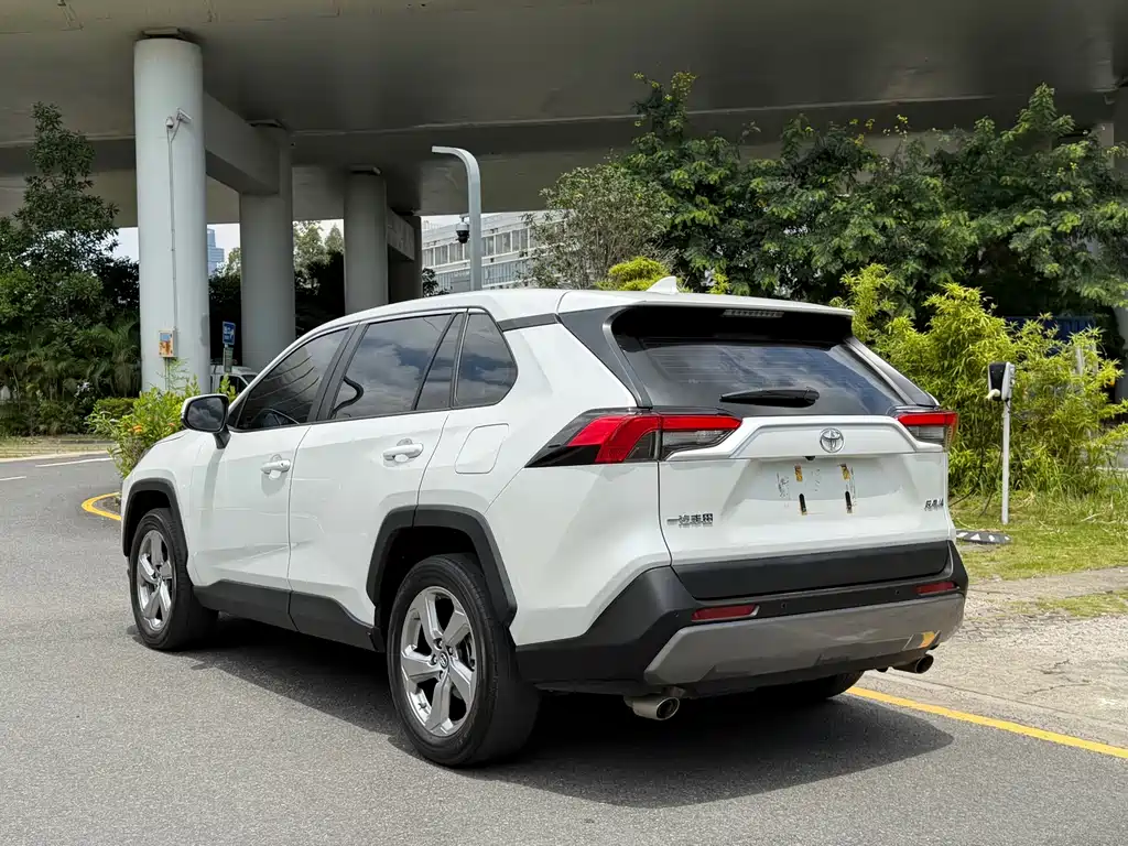 Toyota RAV4 2023 — фото 10