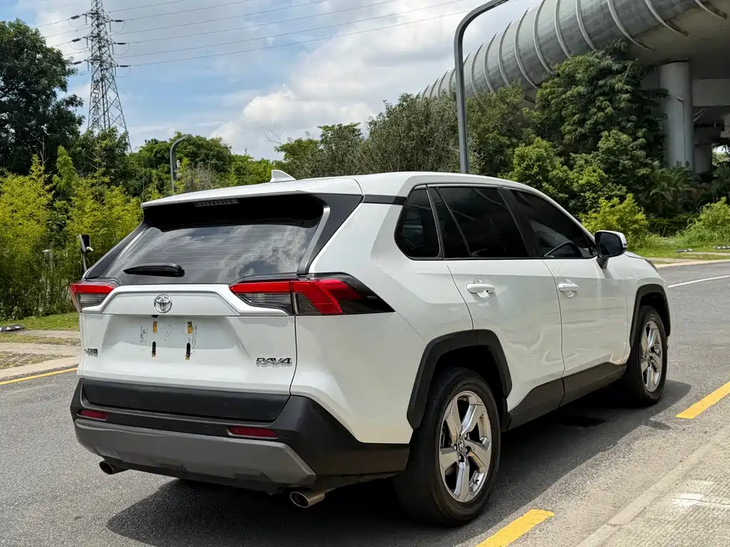 Toyota RAV4 2023 — фото 12