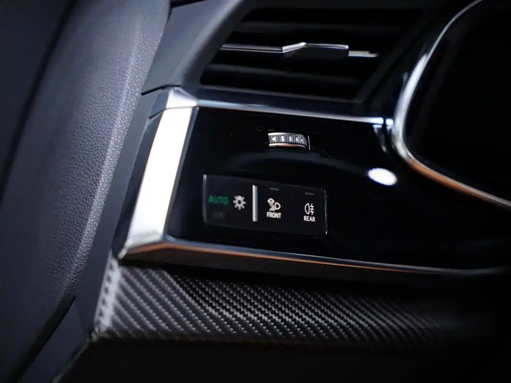 Audi RS Q8 2021 — фото 37