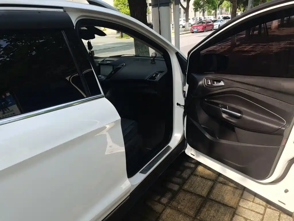 Ford Kuga 2015 — фото 20