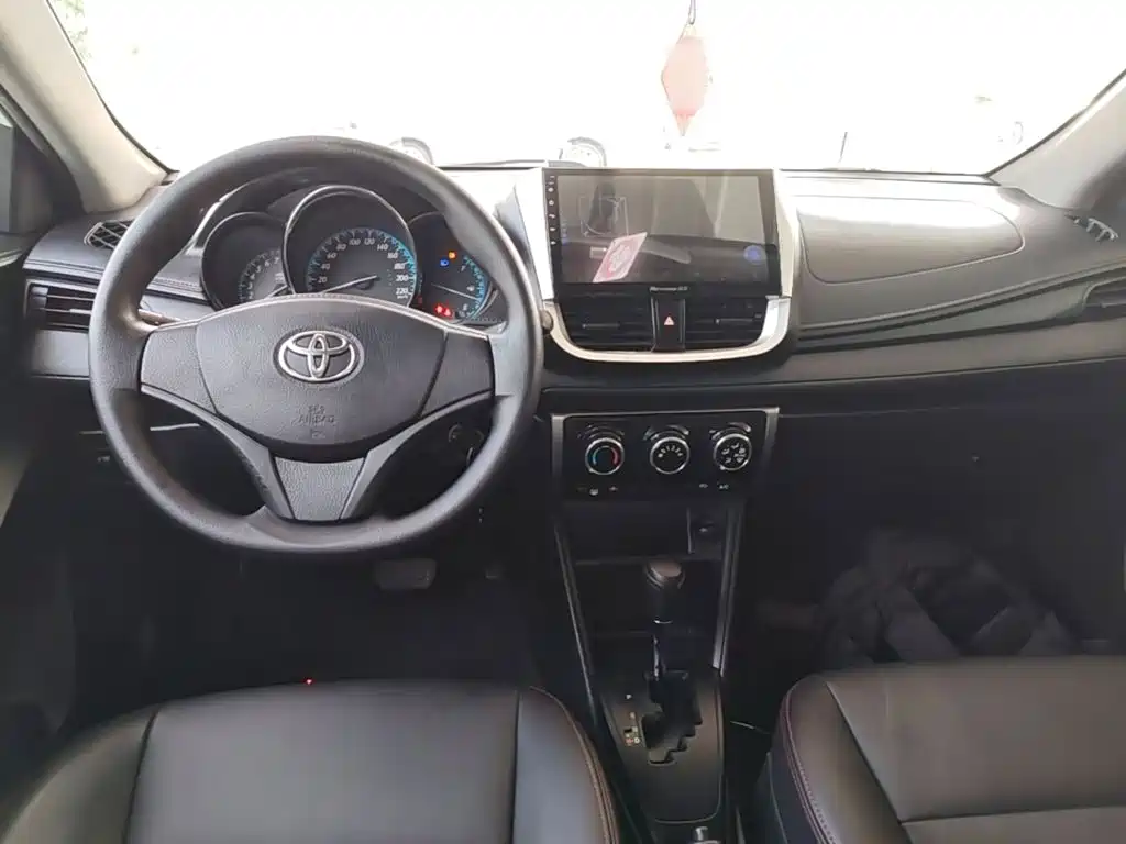 Toyota Yaris L 2017 — фото 10