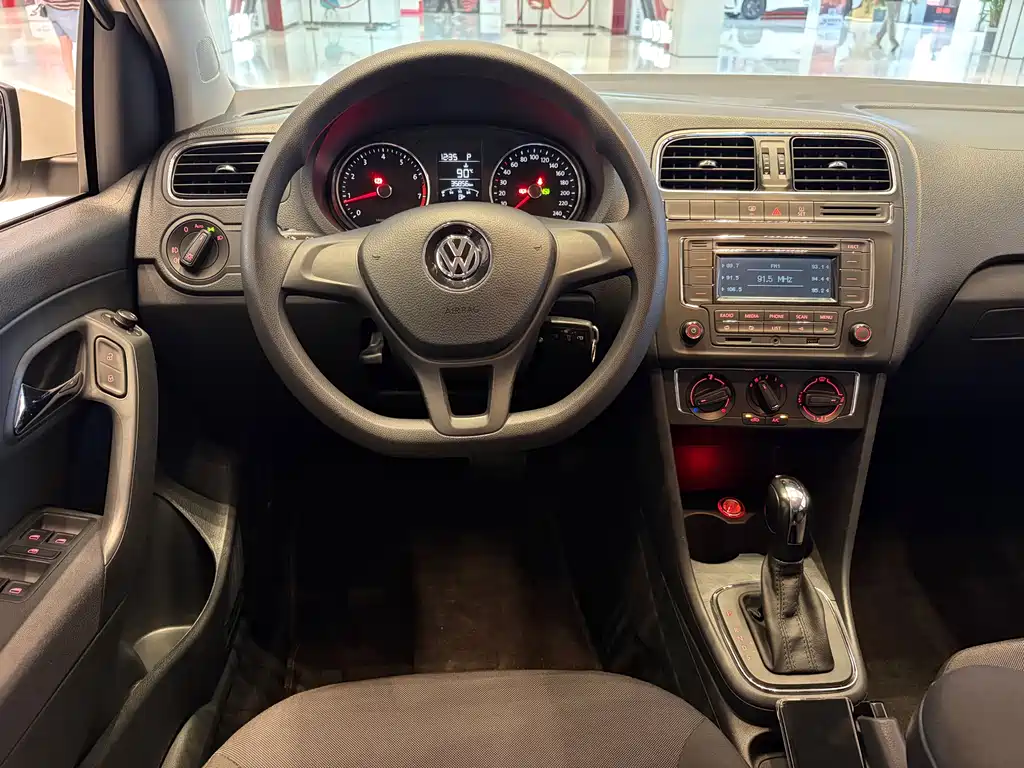 Volkswagen Polo 2015 — фото 15