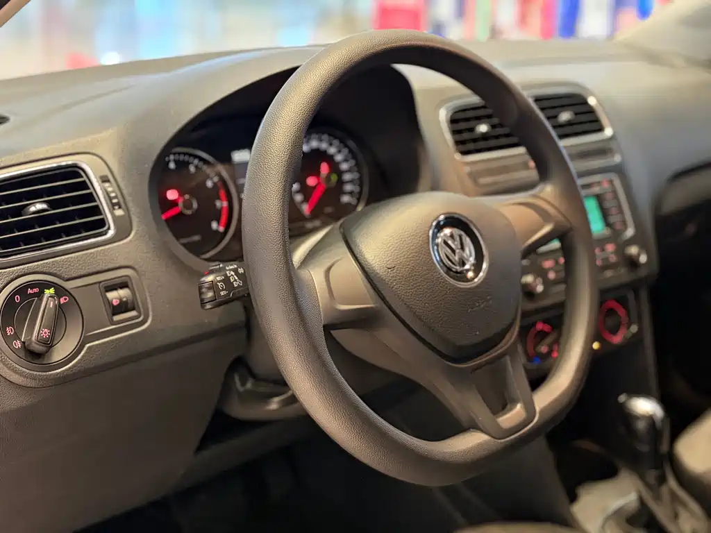 Volkswagen Polo 2015 — фото 10