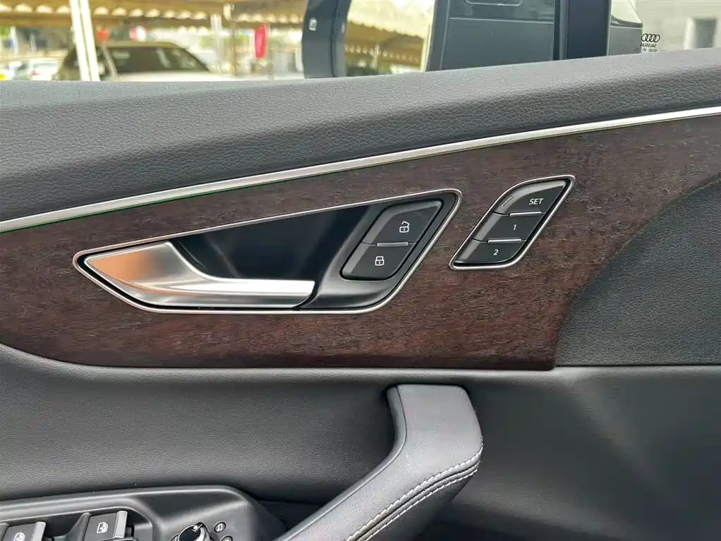 Audi Q7 2025 — фото 11