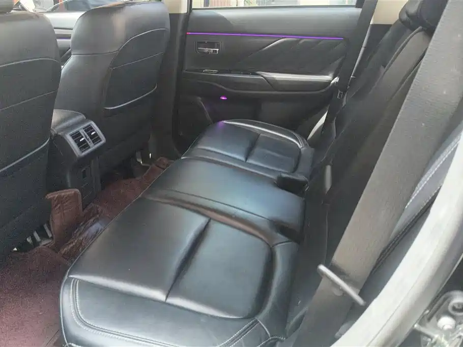Mitsubishi Outlander 2020 — фото 11