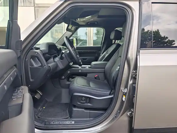 Land Rover Defender 2024