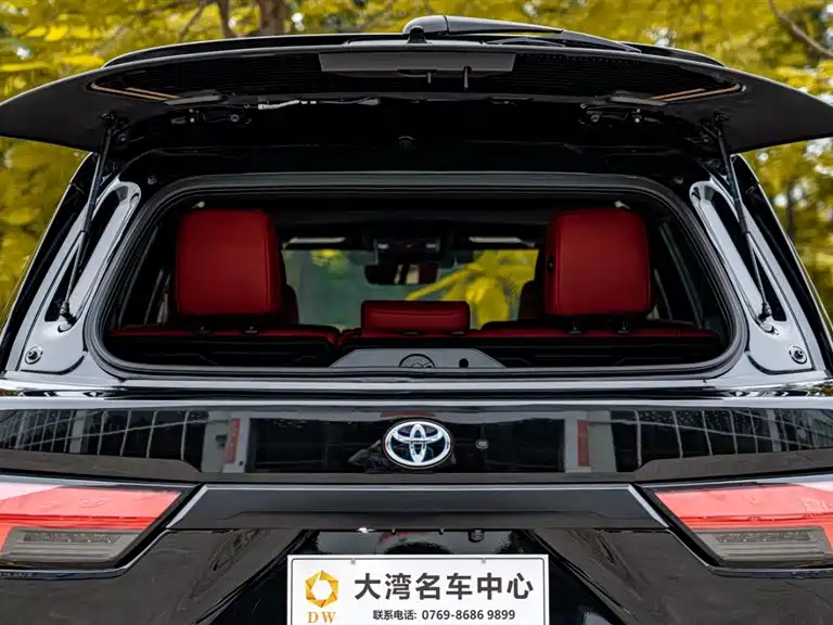 Toyota Sequoia — фото 19