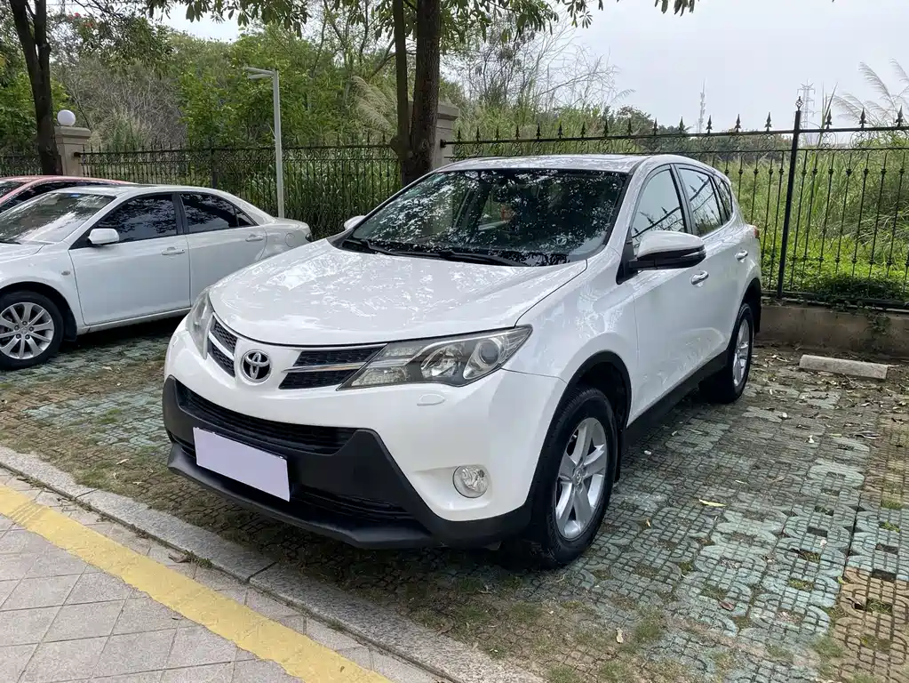 Toyota RAV4 2015 — фото 1
