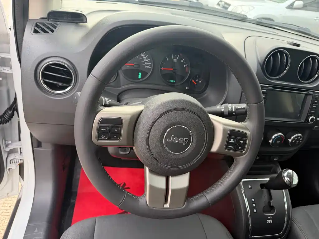 Jeep Compass 2013 — фото 11