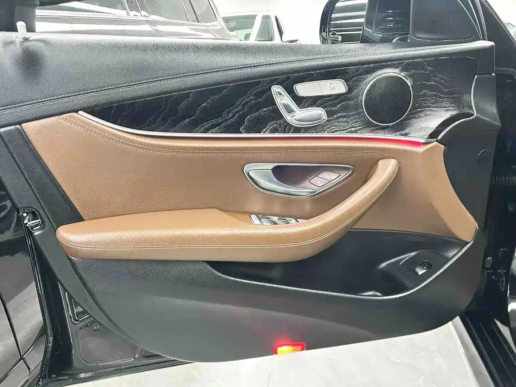 Mercedes-Benz E-Class 2018 — фото 16