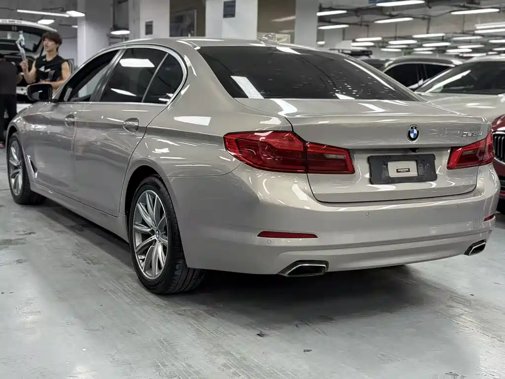 BMW 5 Series 2018 — фото 16