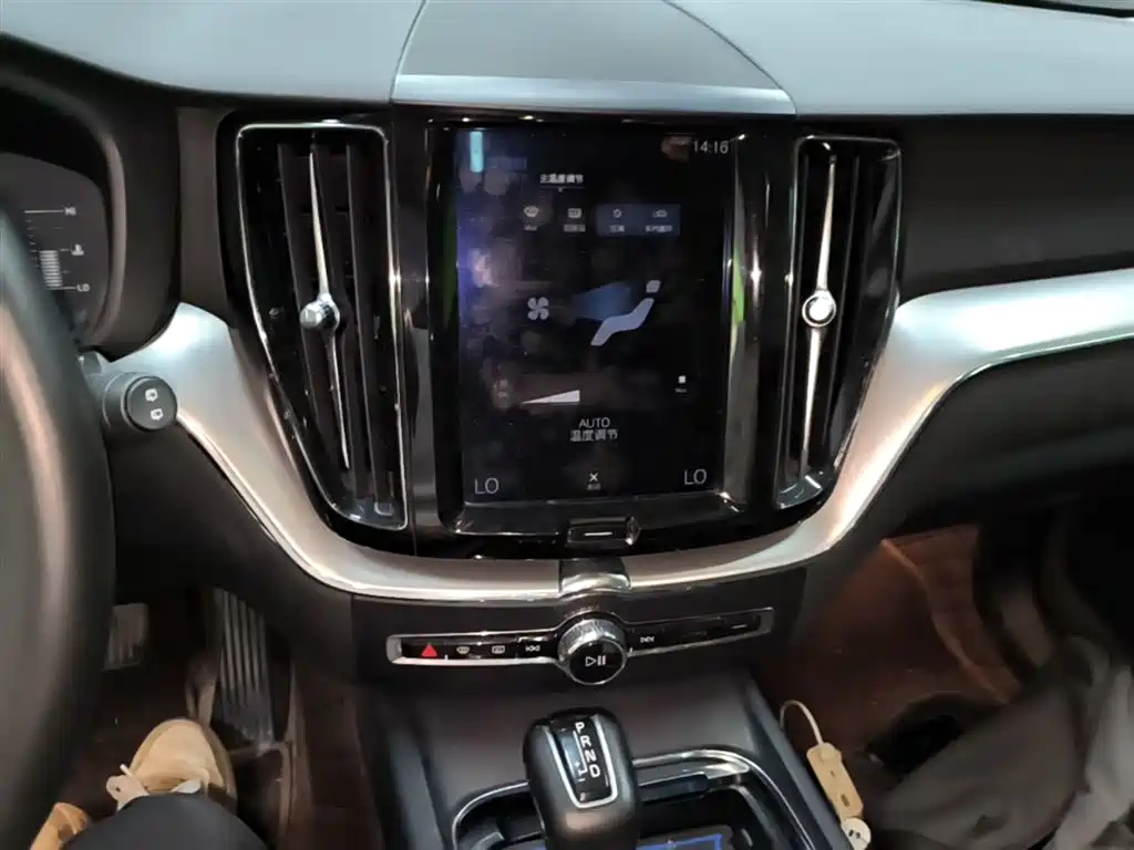 Volvo XC60 2019 — фото 13