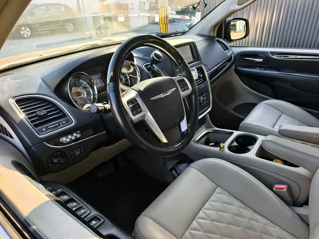 Chrysler Grand Voyager 2014 — фото 6