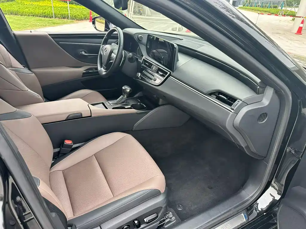 Lexus ES 2024