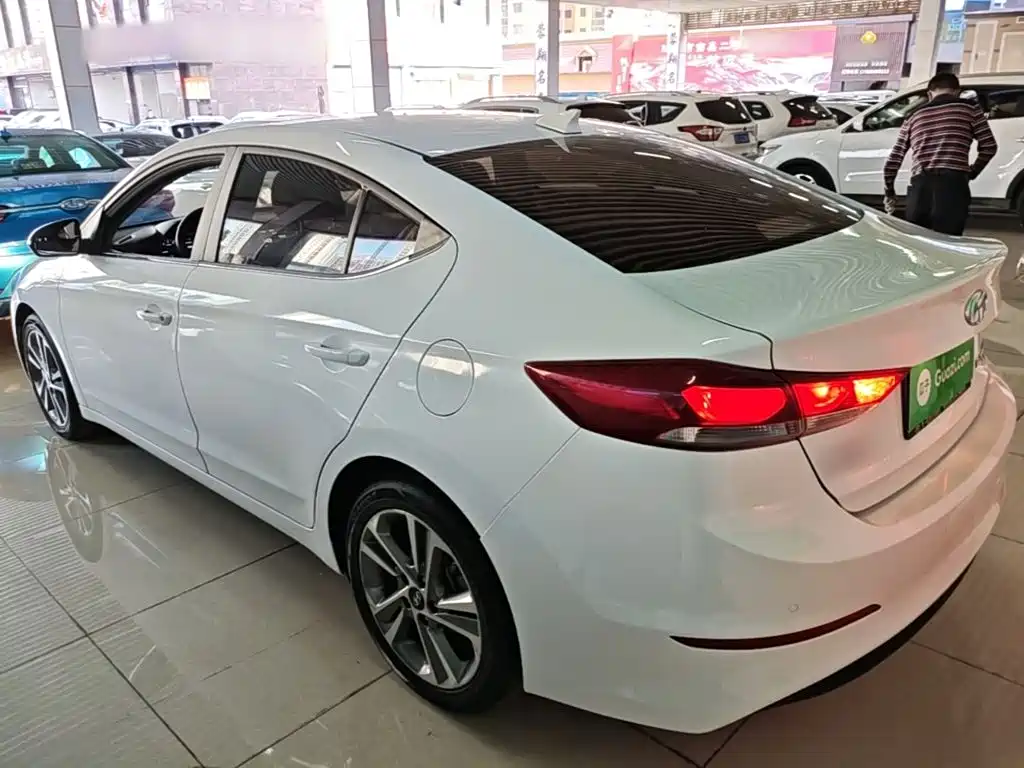 Hyundai Elantra 2017 — фото 6