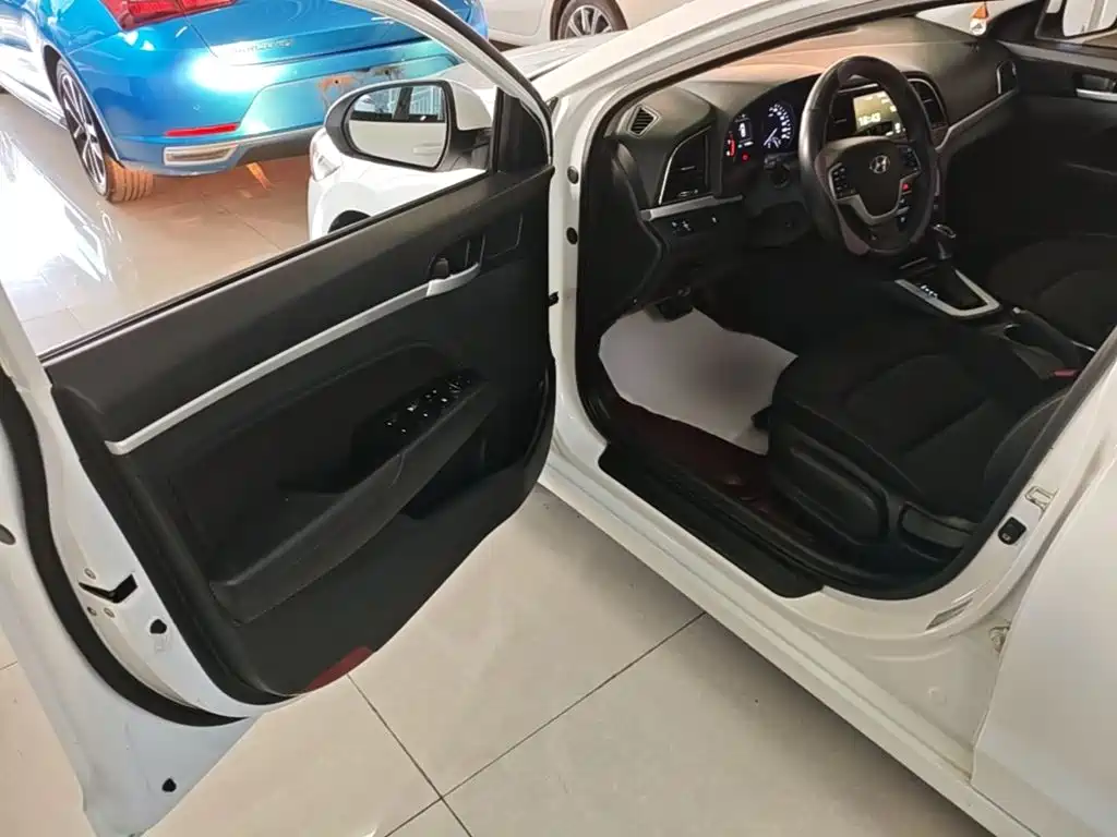 Hyundai Elantra 2017 — фото 12