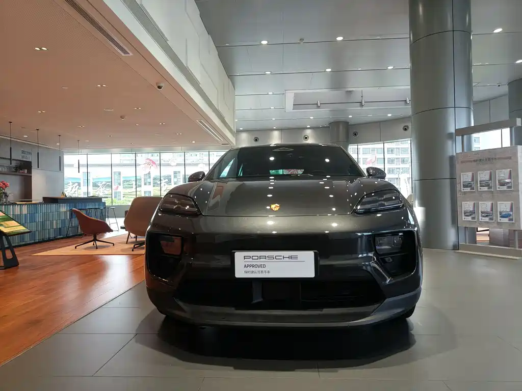 Porsche Macan EV 2025 — фото 1