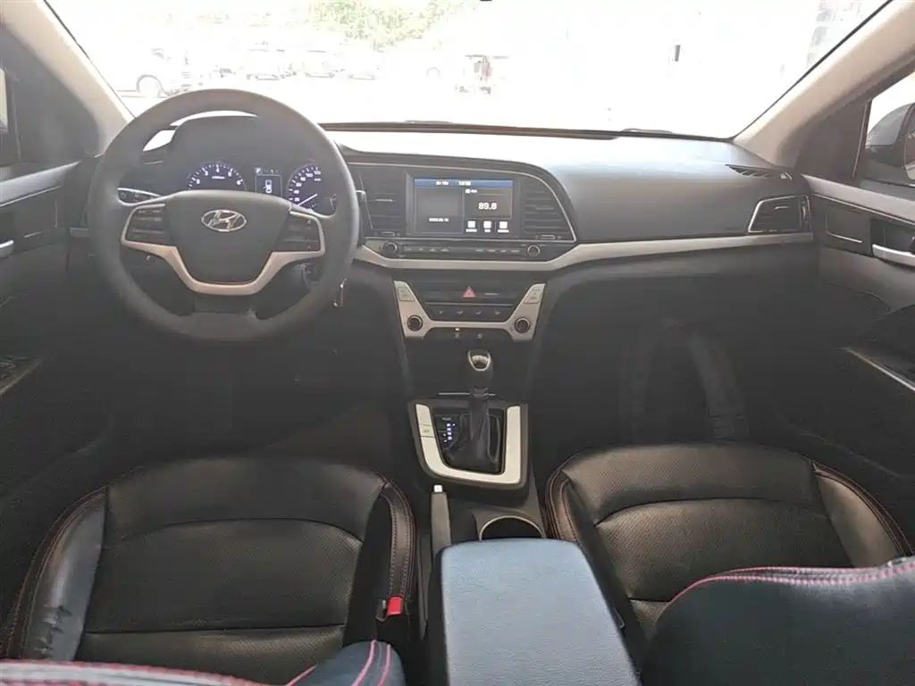 Hyundai Elantra 2018 — фото 10