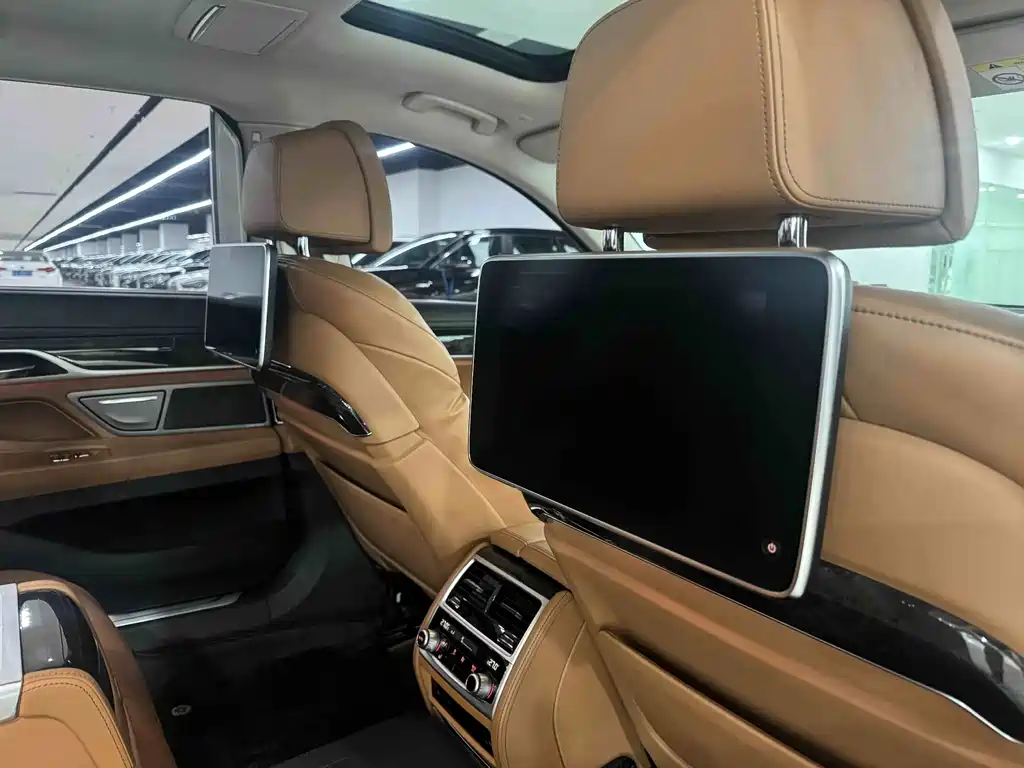 BMW 7 Series 2017 — фото 8