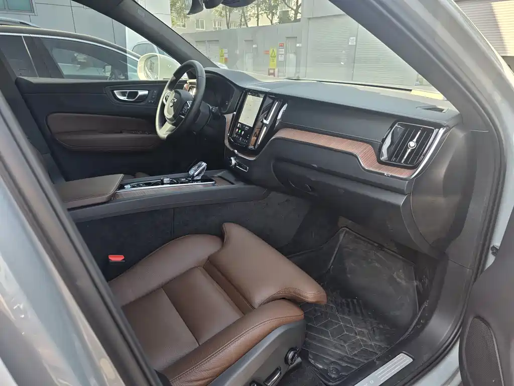 Volvo XC60 2025 — фото 15