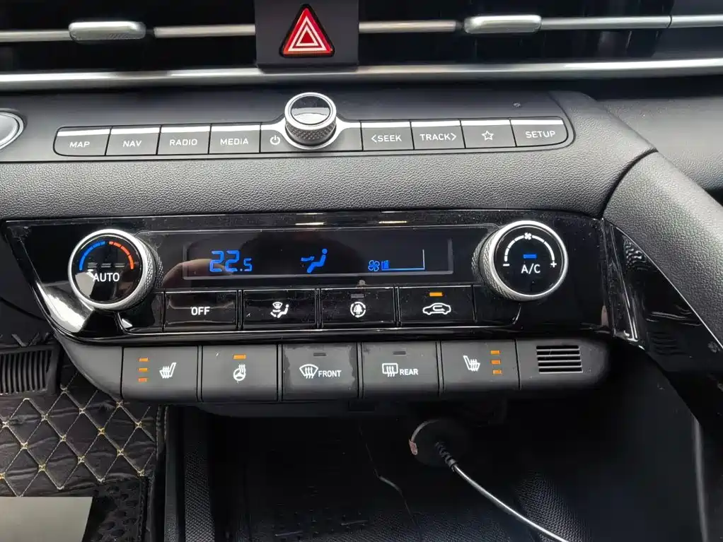 Hyundai Elantra 2023 — фото 18
